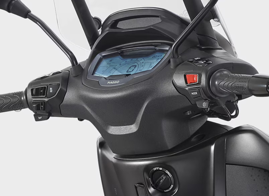 Piaggio Beverly 400 S Close Up 900X675 Display 1